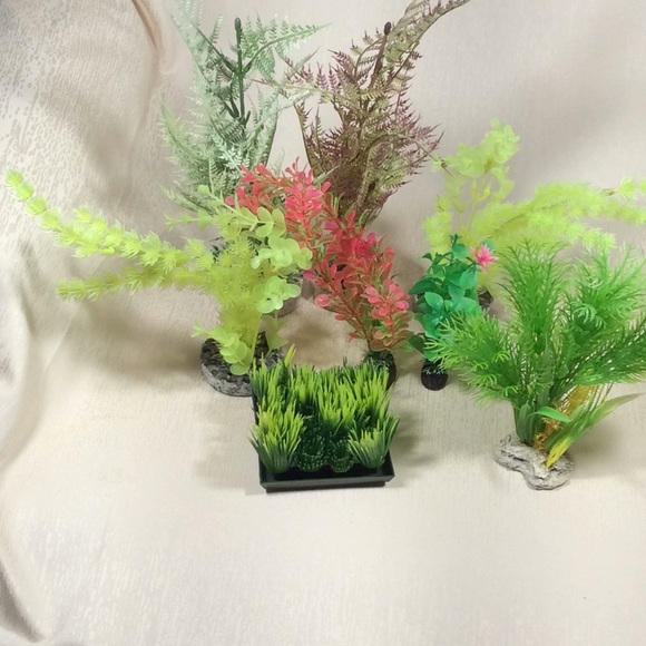 Assortment of 8 Fish tank Plant Decorations - Picture 2 of 10